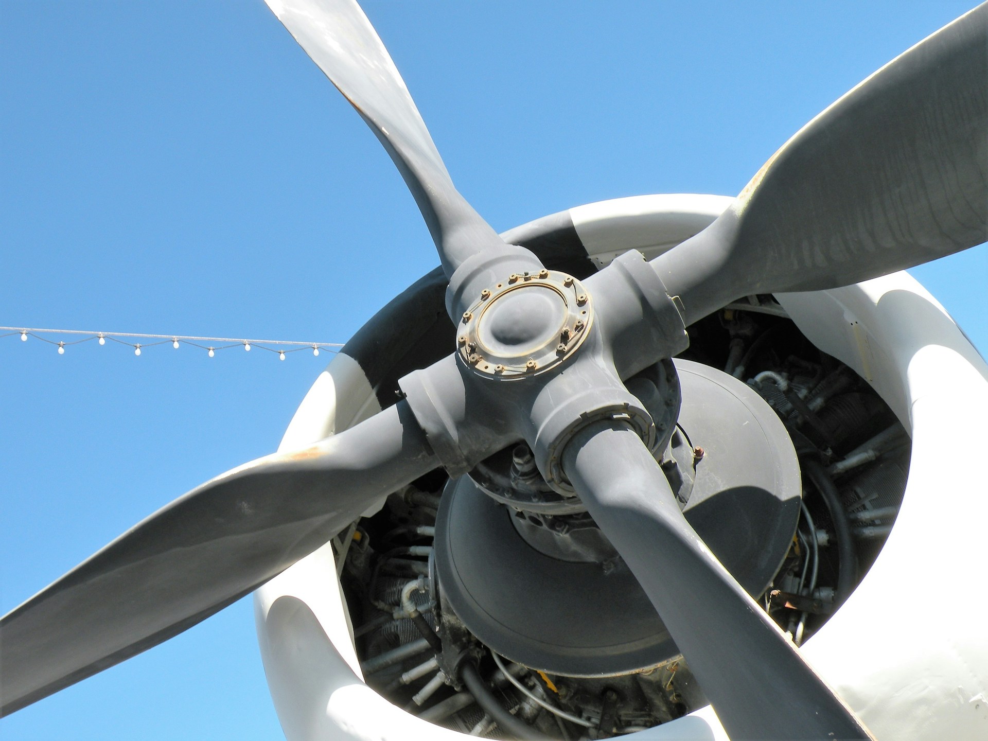close-up photography of 4-blade aircraft propellor